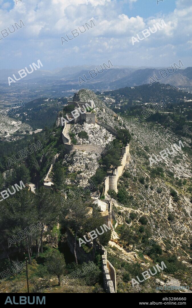 Castillo y sector de murallas. Denominado también "mayor" o"menor", según la época de su construcción. Edificado en lo alto del Monte Vernisa, en la sierra homónima. XATIVA. Provincia de Valencia. Comunidad Valenciana. España.