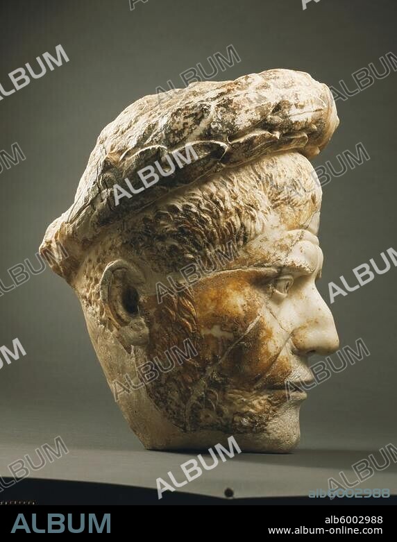 Philippus Arabs; röm.Kaiser (244-249); Shahba um 204-bei Verona 249.-Porträtkopf des Philippus Arabs im Profil nach rechts.-Skulptur, römisch, um 244/249. Weißer Marmor, Höhe 59 cm, Breite 25 cm, Tiefe 31 cm. Fundort: Shahba-Philippopolis (Hauran, Syrien), Nebengebäude der Thermen.