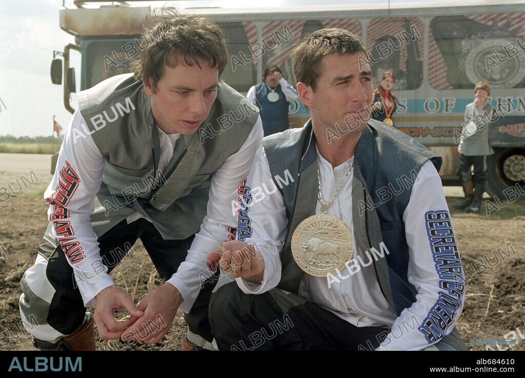 DAX SHEPARD and LUKE WILSON in IDIOCRACY, 2006, directed by MIKE JUDGE. Copyright 20TH CENTURY FOX.
