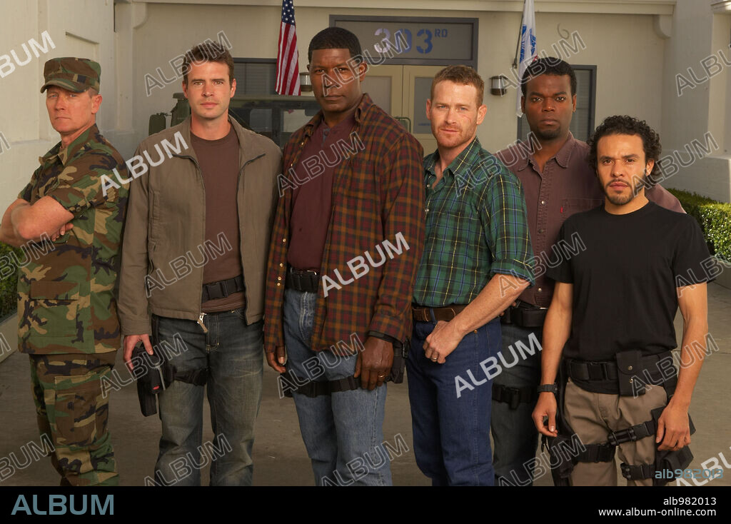 DEMORE BARNES, DENNIS HAYSBERT, MAX MARTINI, MICHAEL IRBY, ROBERT PATRICK and SCOTT FOLEY in THE UNIT, 2006 (UNIT, THE-TV), directed by DAVID MAMET. Copyright DAVID MAMEN CHICAGO/TWENTIETH CENTURY FOX TELEVISION/MIDDKID.