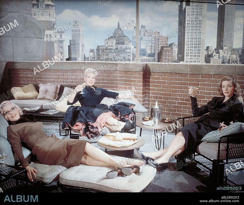 LAUREN BACALL y NORMA JEAN BAKER. LAUREN BACALL y MARILYN MONROE en CÓMO CASARSE CON UN MILLONARIO, 1953 (HOW TO MARRY A MILLIONAIRE), dirigida por JEAN NEGULESCO. Copyright 20TH CENTURY FOX.