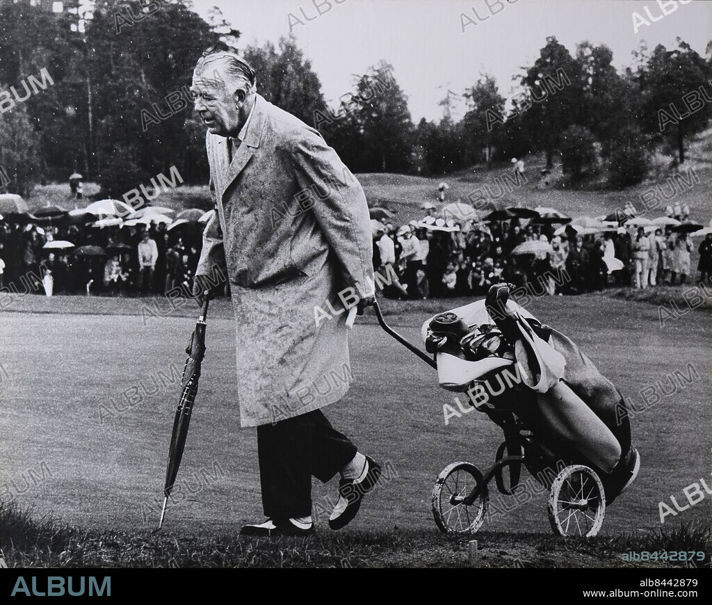 STOCKHOLM 1972-09-09. Prins Bertil agerar caddy under en välgörehetsturnering i golf i Danderyd . Foto: Per Kagrell / EXP / TT / kod 26. ** AFTONBLADET OUT **.