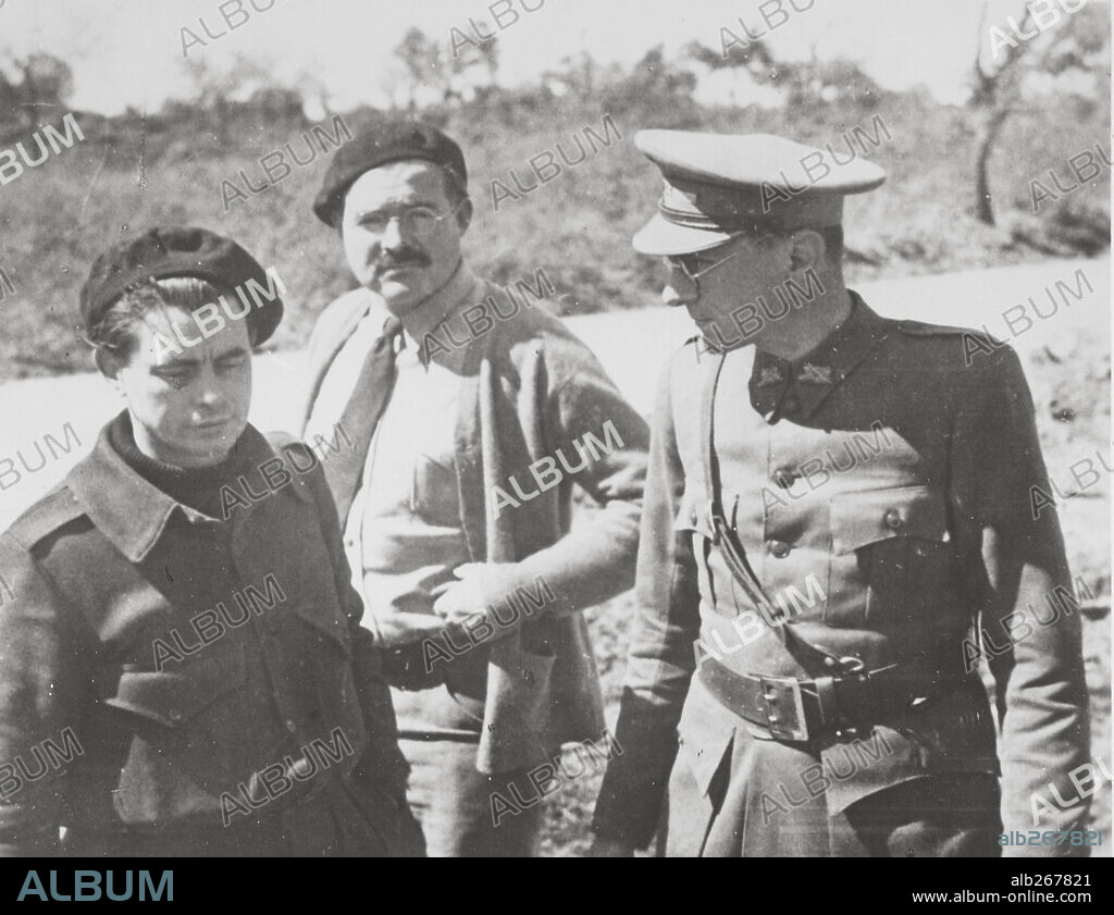 ERNEST HEMINGWAY and JORIS IVENS in THE SPANISH EARTH, 1937, directed by JORIS IVENS. Copyright AMKINO CORPORATION.