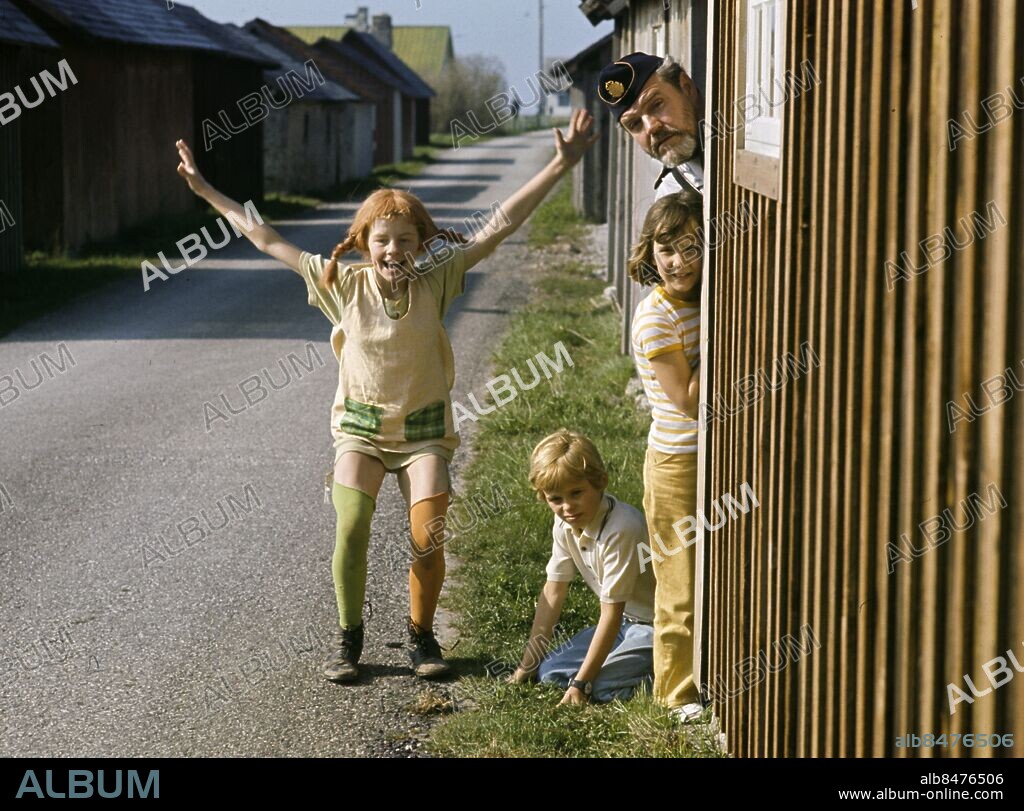 1970-05-12. Child actors Inger Nilsson, Par Sundberg, Maria Persson with the German actor Benno Sterzenbach in their roles as Pippi Longstocking, the siblings Tommy and Annika Settergren and policeman during the filming of "Pippi on the run" on the island Gotland May 12, 1970.. Foto: Jan Collssioo / SCANPIX / Kod: 1001.