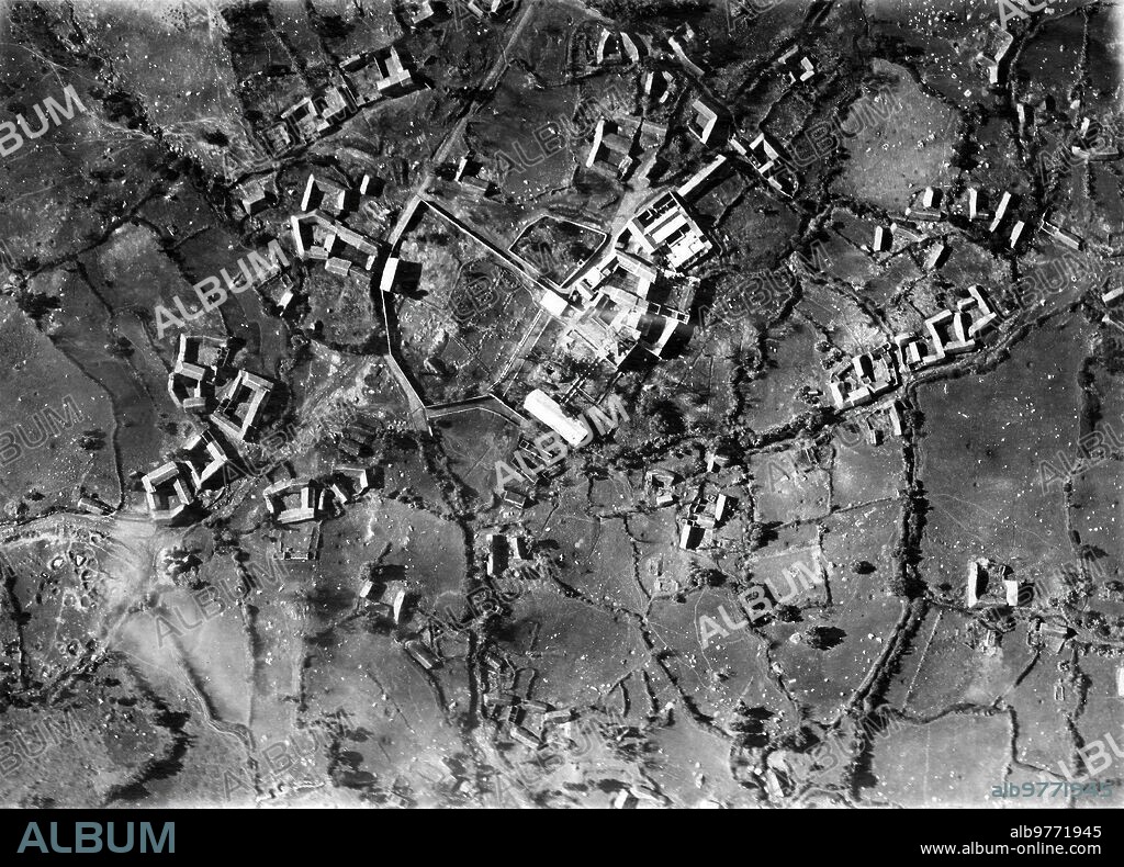 1922. Marruecos. En la región Occidental. El poblado de Tazarut, residencia del Raisuni y de su Lugarteniente, Hamido Es Sucan. Foto: aviación Militar, primera escuadrilla de Tetuán (que sera tomada dentro de unos Dias si el tiempo lo Permite, abajo A la izquierda se ve explotar una Bomba) -.
