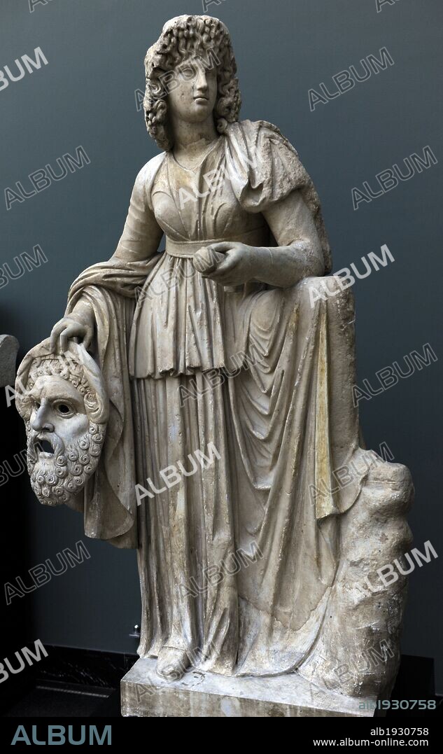 MITOLOGIA CLASICA GRIEGA. Escultura romana de MELPOMENE, musa del canto y posteriormente musa de la tragedia. S. II. Monte Clavo. Italia. Mármol. Represenada con prenda de vestir de manga larga y cinturón de alta confección, que se asoció con los actores trágicos. Su corona de flores de la vid y las uvas alude a Dionisos, el dios del teatro. Porta una máscara teatral trágica. Museo de Carlsberg Glyptotek. Copenhague. Dinamarca. Norte Europa.