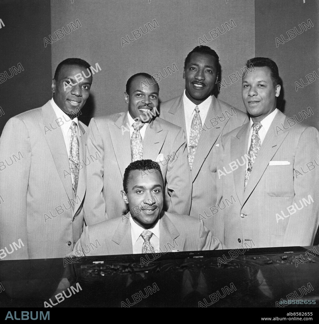 1950-07-05. DELTA RHYTHM BOYS. Radioprogram med den amerikanska sångkvartetten.. Sänt första gången 1950-07-20.. Här ses från vänster Traverse Crawford, Carl Jones, Lee Gaines, Kelsey Pharr samt vid pianot René DeKnight.. Foto: Lars Boström / RiR / SVT / Kod: 5600. Bild och notis publ i RiR 29/50 sid. 22 och RiR 4/52 sid. 25.. RiR sv/v. Mapp: RADIO-Musikbilder Delta Rhytm Boys L3. Kvintett.