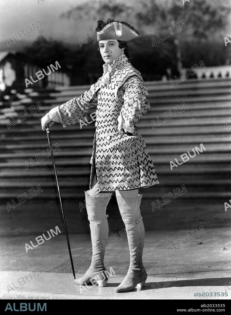 RUDOLPH VALENTINO in MONSIEUR BEAUCAIRE, 1924, directed by SIDNEY OLCOTT. Copyright FAMOUS PLAYERS/PARAMOUNT.