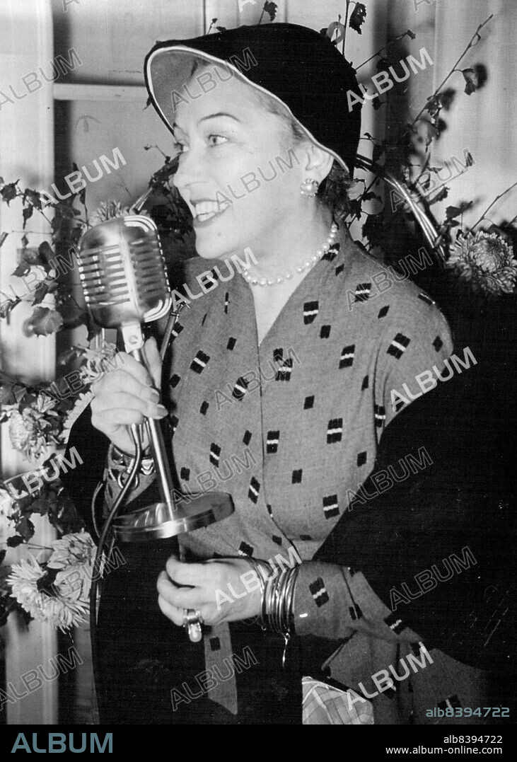 Glamorous Gloria Is In Town - Gloria Swanson (52), who in the 1920's was earning £6,000 a week as a film star, pictures at her London hotel last night as she spoke into the ***** She has come to London to attended Monday ***** Film performance of "The Mudlark". Hundred ***** glamoured to see her as she arrived from America. Gloria has been married five times ***** three grandchildren.Gloria Swanson in her later years after her comeback in "Sunset Boulevarde". October 25, 1950. (Photo by Paul Popper Ltd.).