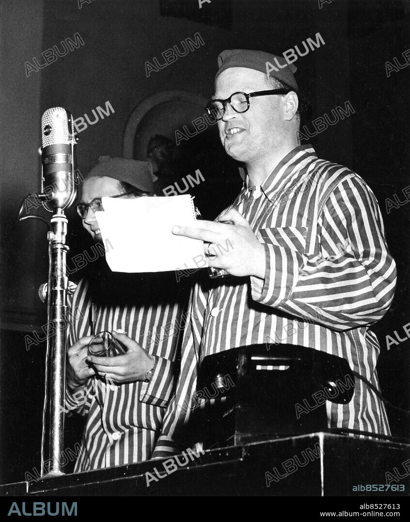 STOCKHOLM 1953-02-13. KARUSELLEN Radioprogram med Lennart Hyland för Hollandshjälpen. Sänt under säsongen 1953. Här ses Povel Ramel, friherre, populärmusikkompositör, pianist, revyman och författare. Foto: Jarl Ekenryd / RiR / SVT / Kod: 5600 RiR 9927 sv/v kopia Mapp: Hyland, Lennart Radio Karusellen -1956 L 14 persons: POVEL RAMEL sites: STOCKHOLM;SVERIGE.