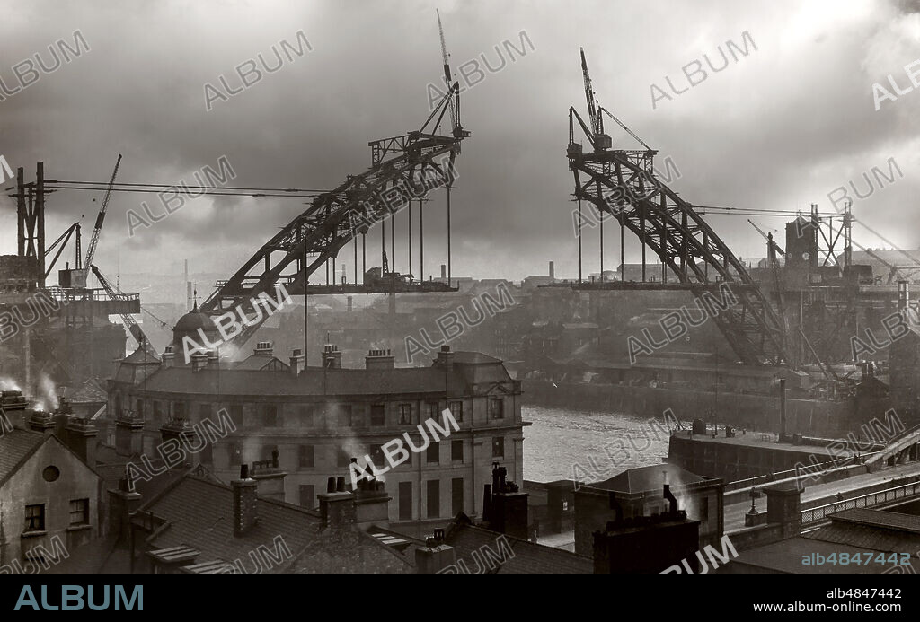 Postcard circa 1900, Victorian/Edwardian, social history. Building Tyne Bridge in Newcastle in 1926, hand coloured postcard; Newcastle upon Tyne, Tyne and Wear, England.