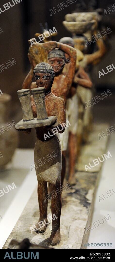 ARTE EGIPCIO. EGIPCIOS. Maquetas en madera policromada de un grupo de oferentes transportando ofrendas. Imperio Medio. XII dinastía. Hacia el 1800 a. C. Neues Museum (Nuevo Museo). Berlín. Alemania. Europa.