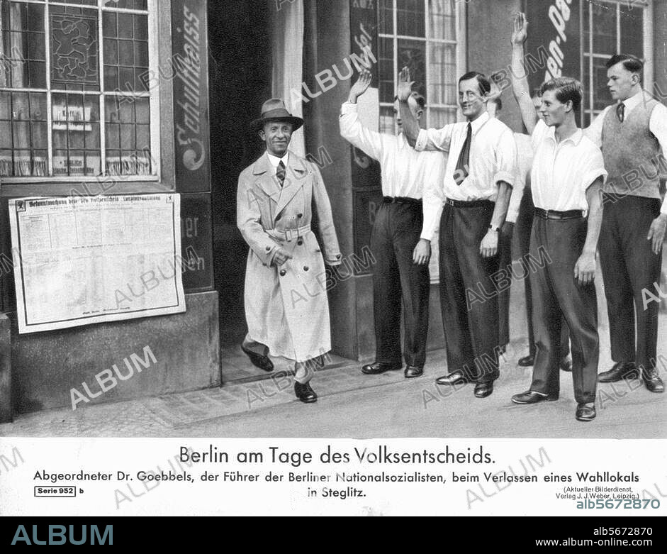 (Manipulierte) Wahlen zum Reichstag und Volksabstimmung, ob der Austritt aus dem Völkerbund gebilligt wird, 12. November 1933. Joseph Goebbels verläßt sein Wahllokal in Berlin-Steglitz. Foto.
