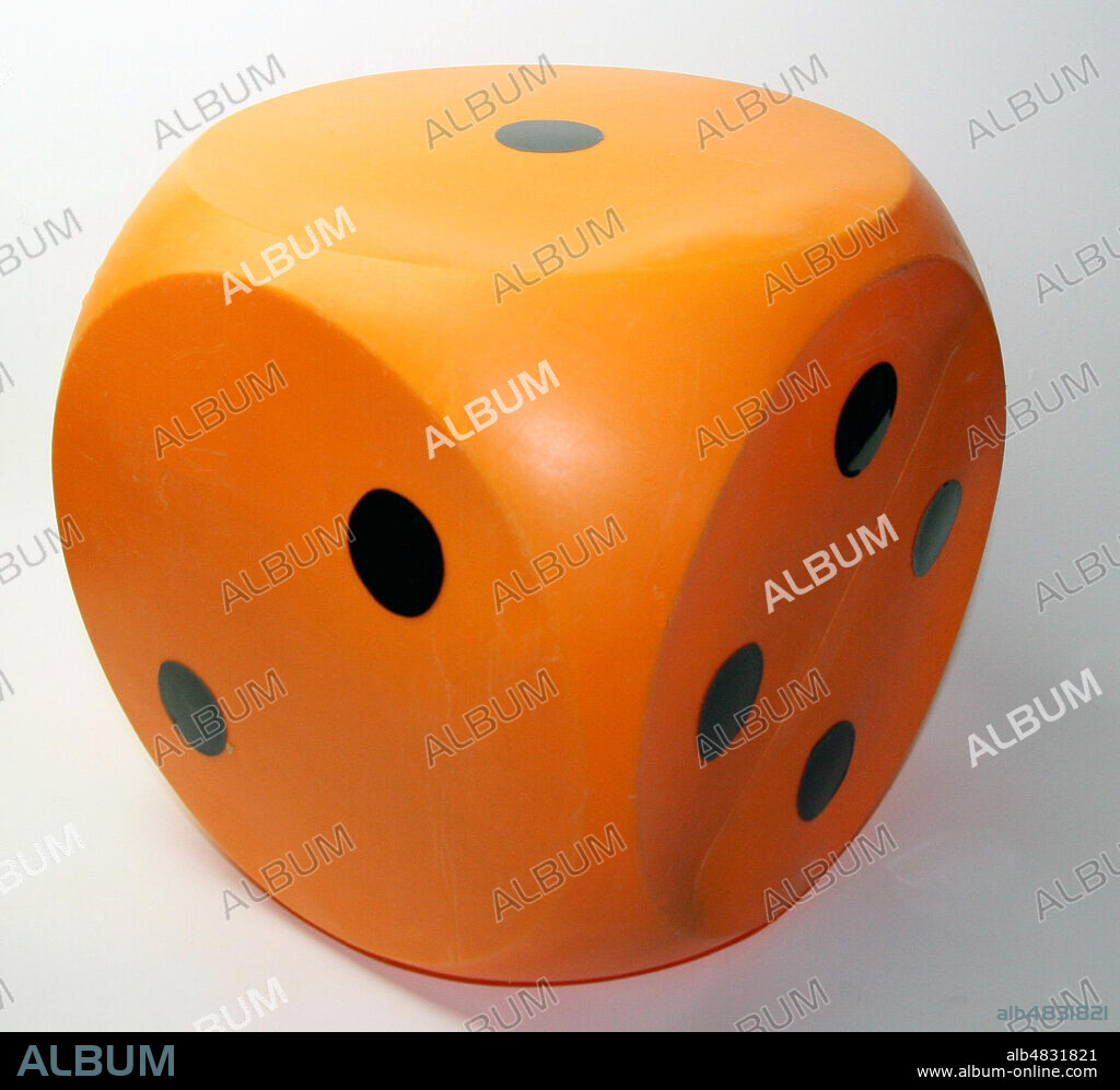Cube orange baril de lessive Lever vers 1970. Credit photo ELZINGRE/KHARBINE TAPABOR.