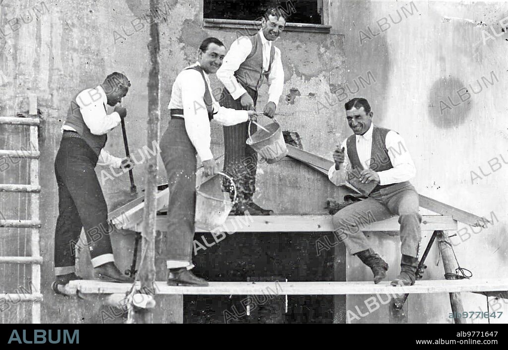 Sevilla, 1918. Cortijo Juan Gómez. Arriba «Joselito el Gallo», su cuñado Ignacio Sánchez Mejías, el picador Camero y Manolito Sierra (que estaba al frente del cortijo) , en la finca «Juan Gómez».