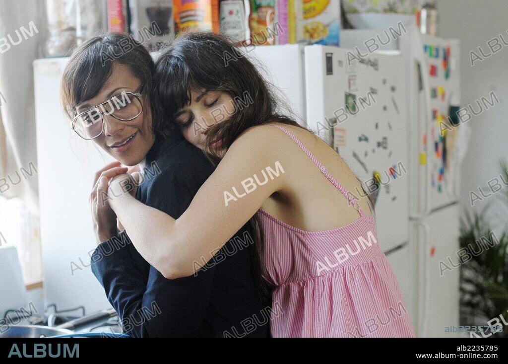 RASHIDA JONES and ZOOEY DESCHANEL in OUR IDIOT BROTHER, 2011, directed by JESSE PERETZ. Copyright BIG BEACH FILMS.