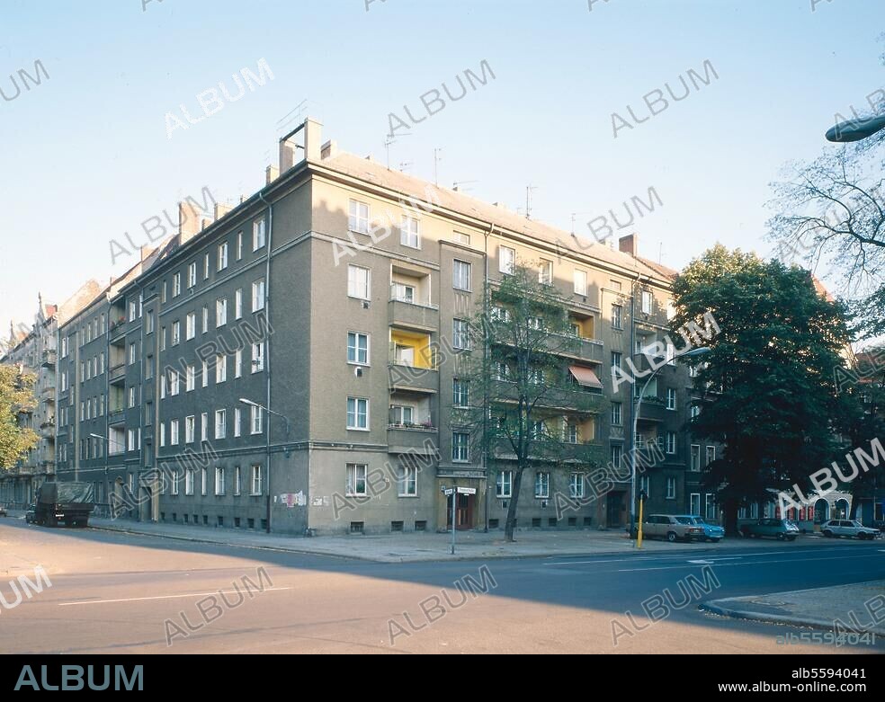 Berlin-Friedrichshain, Wohnanlage Proskauer Straße 14/17. (erb. 1897/98; Arch.: Alfred Messel; nach Kriegszerstörungen Nr. 16/17 1950 durch Neubau ersetzt). Außenansicht des Eckhauses Proskauer Straße / Mirbachstraße (Neubau von 1950). Foto, 1990/91.