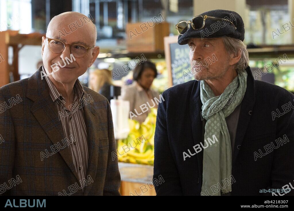 ALAN ARKIN y MICHAEL DOUGLAS en EL METODO KOMINSKY, 2018 (THE KOMINSKY METHOD), dirigida por CHUCK LORRE. Copyright CHUCK LORRE PROD/WARNER BROS. TV.