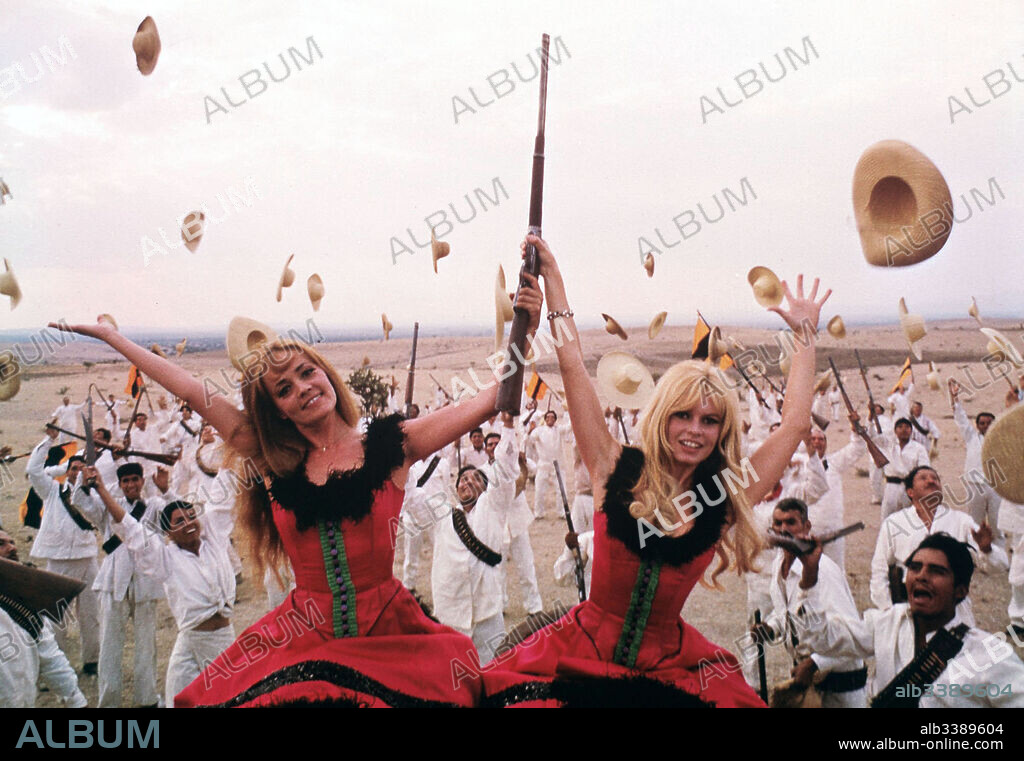 BRIGITTE BARDOT et JEANNE MOREAU dans VIVA MARIA!, 1965, réalisé par LOUIS MALLE. Copyright UNITED ARTISTS.