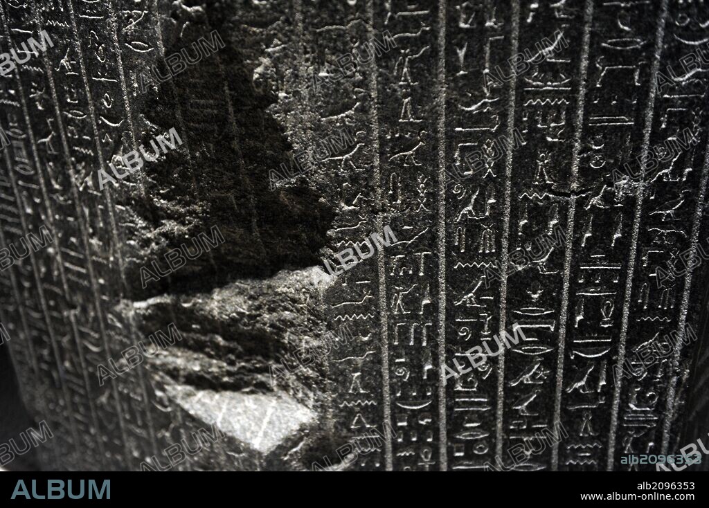 ARTE EGIPCIO. EGIPTO. Tapa del sarcófago Djehapimus, alto funcionario real. Período Tardio de Egipto (Baja Epoca), 764-332 A. C. Granito. Neues Museum (Nuevo Museo). Berlín. Alemania. Europa.