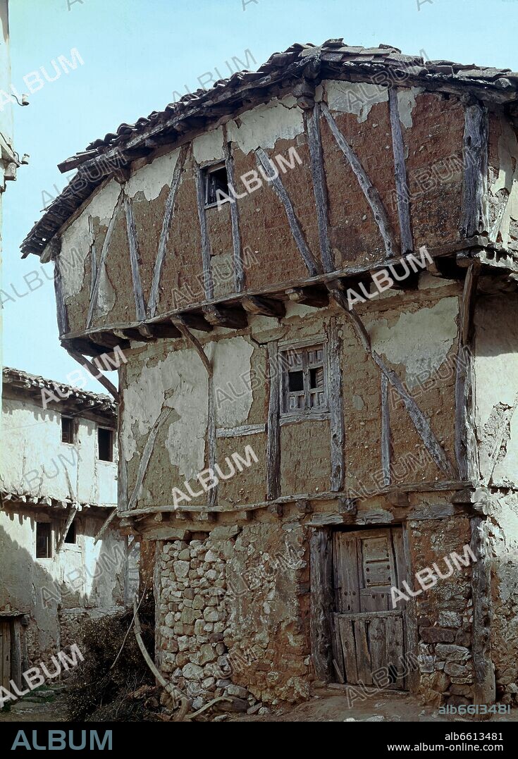 CASA DE PUEBLO CONSTUIDA EN PIEDRA Y ADOBE CON ESTRUCTURA DE MADERA - FOTO AÑOS 60.