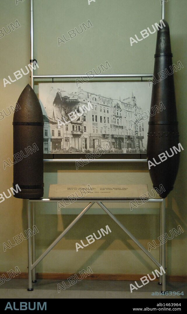 PRIMERA GUERRA MUNDIAL (1914-1918). MORTERO lanzado sobre la Fortaleza Kalemegdan (izquierda) y BOMBA lanzada desde un avión sobre la Academia. 15 de octubre de 1915. Museo Militar. Belgrado. República Serbia.