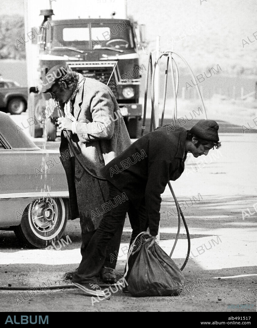 AL PACINO y GENE HACKMAN en EL ESPANTAPAJAROS, 1973 (SCARECROW), dirigida por JERRY SCHATZBERG. Copyright WARNER BROTHERS.