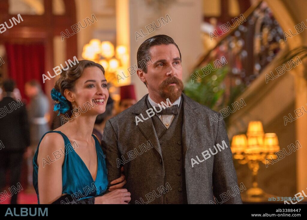 CHARLOTTE LE BON und CHRISTIAN BALE in THE PROMISE, 2016, unter der Regie von TERRY GEORGE. Copyright Rafael Catering, Babieka, Survival Pictures, Wonderful Films.