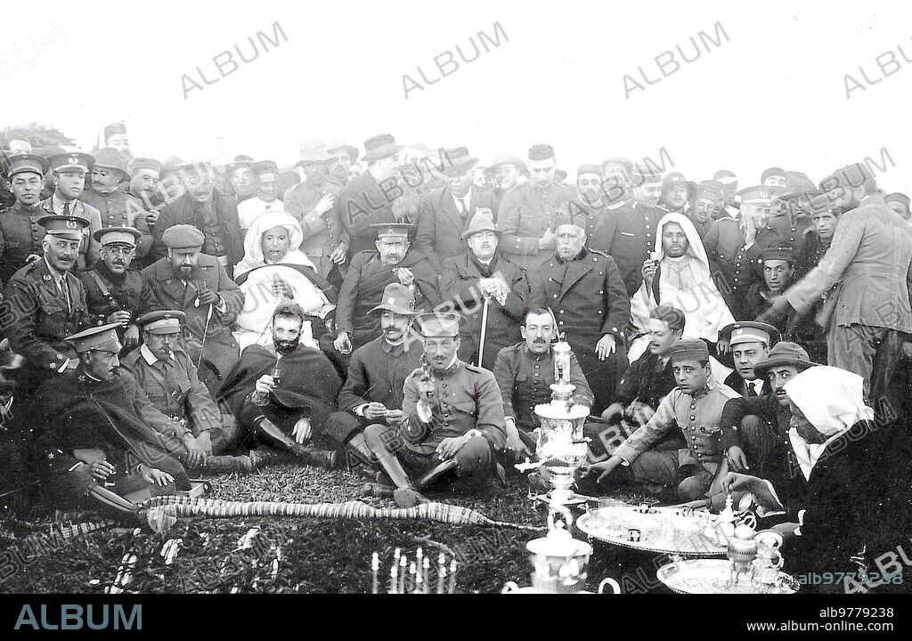 Melilla .1922. Delivery of Weapons in the Had souk of Benisicam. General Bingueti, Colonel Riquelme, Jiménez Arroyo, Don Torcuato Luca de Tena and Baldomero Argenta Having tea with Abd el Kader during the delivery of weapons.