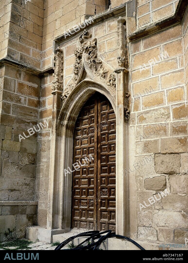 PORTADA LATERAL DE LA FACHADA OCCIDENTAL DE LA IGLESIA DE SANTA MARIA MAGDALENA - SIGLO XV.
