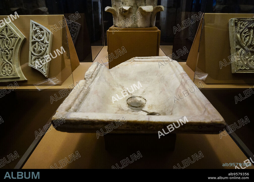pila califal, siglo X, museo,Mezquita-catedral de Córdoba, Andalucia, Spain.