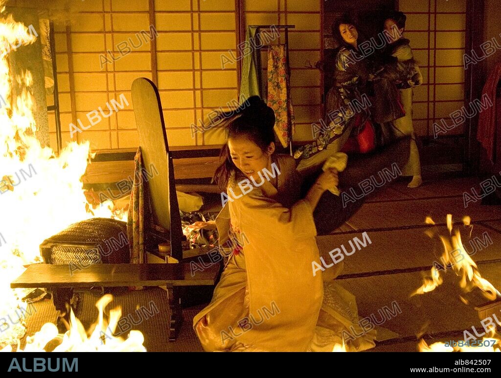 KAORI MOMOI, LI GONG and ZIYI ZHANG in MEMOIRS OF A GEISHA, 2005, directed by ROB MARSHALL. Copyright COLUMBIA PICTURES / JAMES, DAVID.