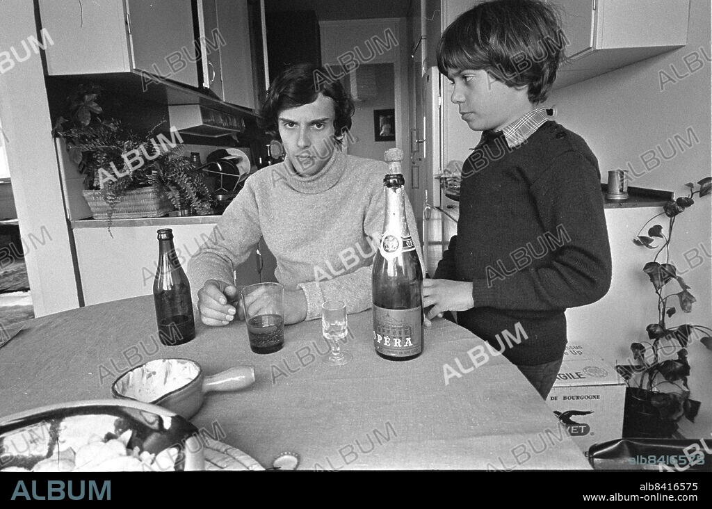 STOCKHOLM 19740421 - Journalisten Peter Bratt med ett av sina barn. Peter Bratt och Jan Guillou avslöjade förra året, i tidningen Folket i Bild/Kulturfront, den hemliga underrättelsetjänsten Infomationsbyrån, IB. Avslöjandet kom att kallas IB-affären. Bilden tagen samma dag som Bratt släpptes ur fängelset där han avtjänat ett kortare straff för spioneri. Foto: Sven Erik Sjöberg / DN / SCANPIX / kod 53.