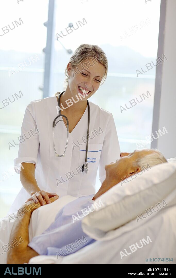 doctor attending to patient in hospital room, Onkologikoa Hospital, Oncology Institute, Case Center for prevention, diagnosis and treatment of cancer, Donostia, San Sebastian, Gipuzkoa, Basque Country, Spain.