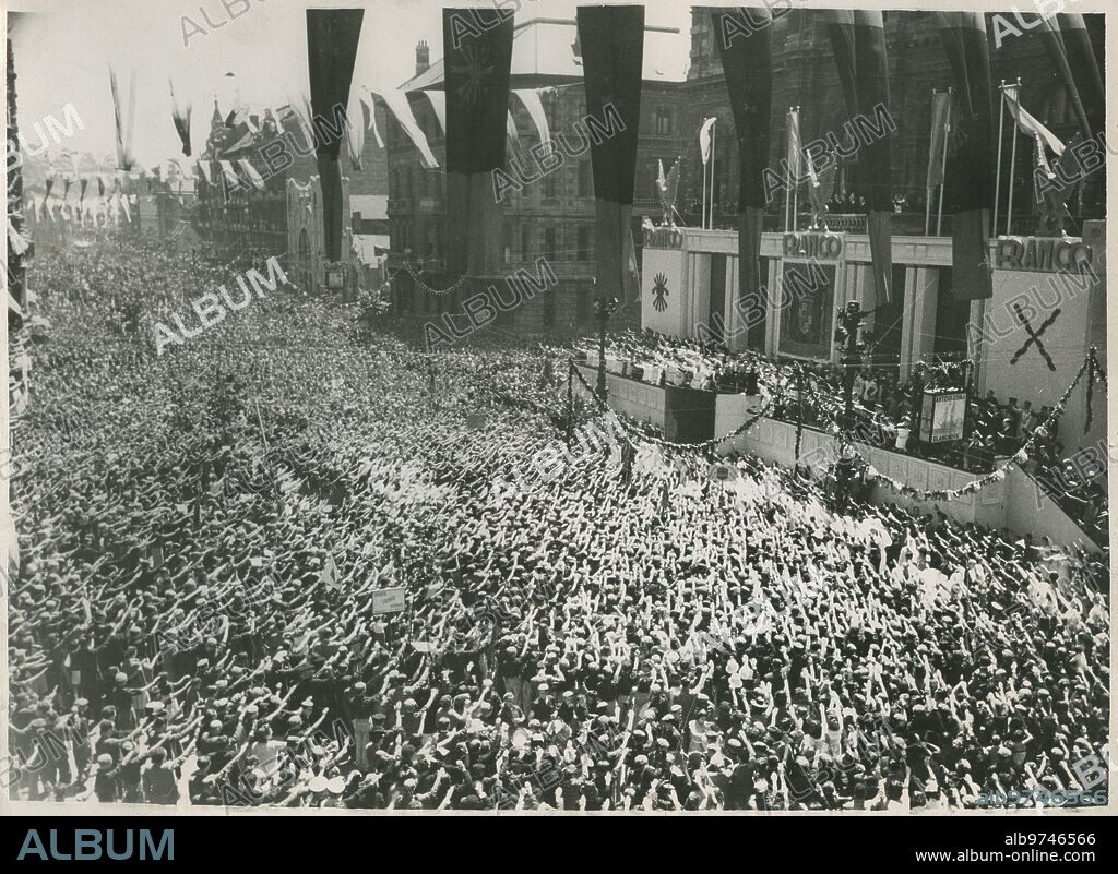 Bilbao, 20/06/1943. Actos conmemorativos del VI aniversario de la Liberación de Bilbao. En la tribuna se hallaba el Ministro Secretario del partido, José Luis de Arrese.