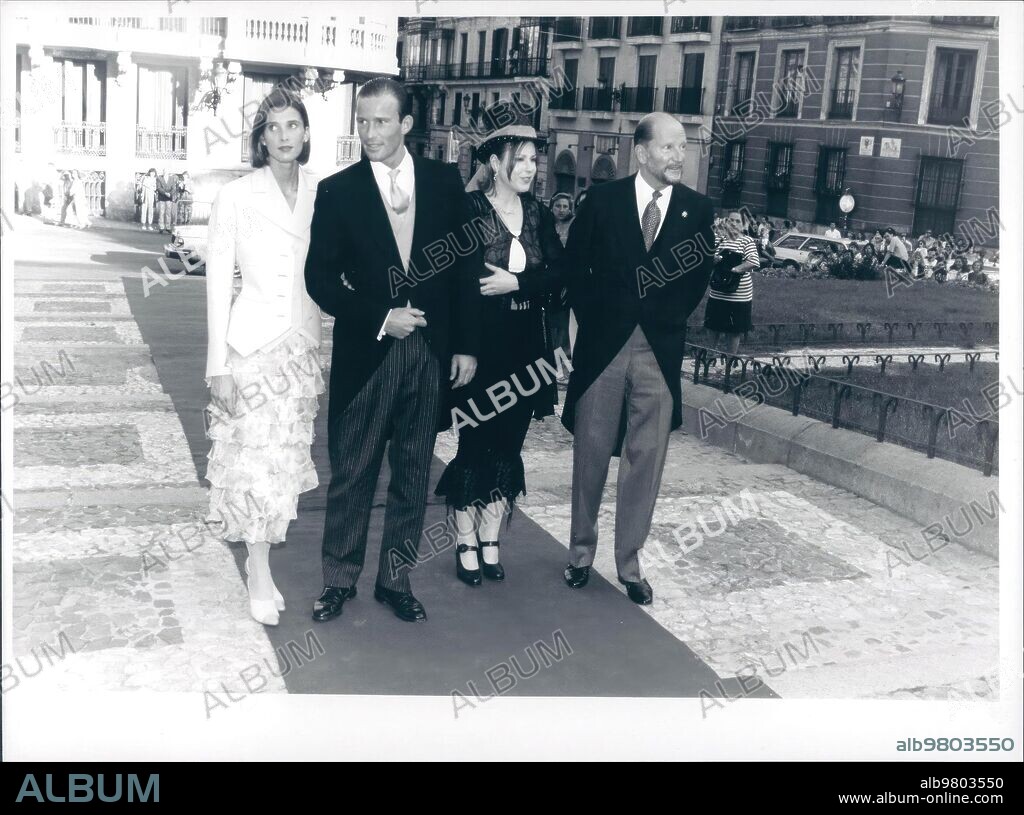 Julio 1993. Boda de Carla Royo-Villanova y el Príncipe Kubrat de Bulgaria en la Iglesia de Nuestra Señora de la Encarnación de Madrid. En la imagen el Rey Simeón con sus hijos Kalina y Kiril y su nuera, Rosario Nadal.