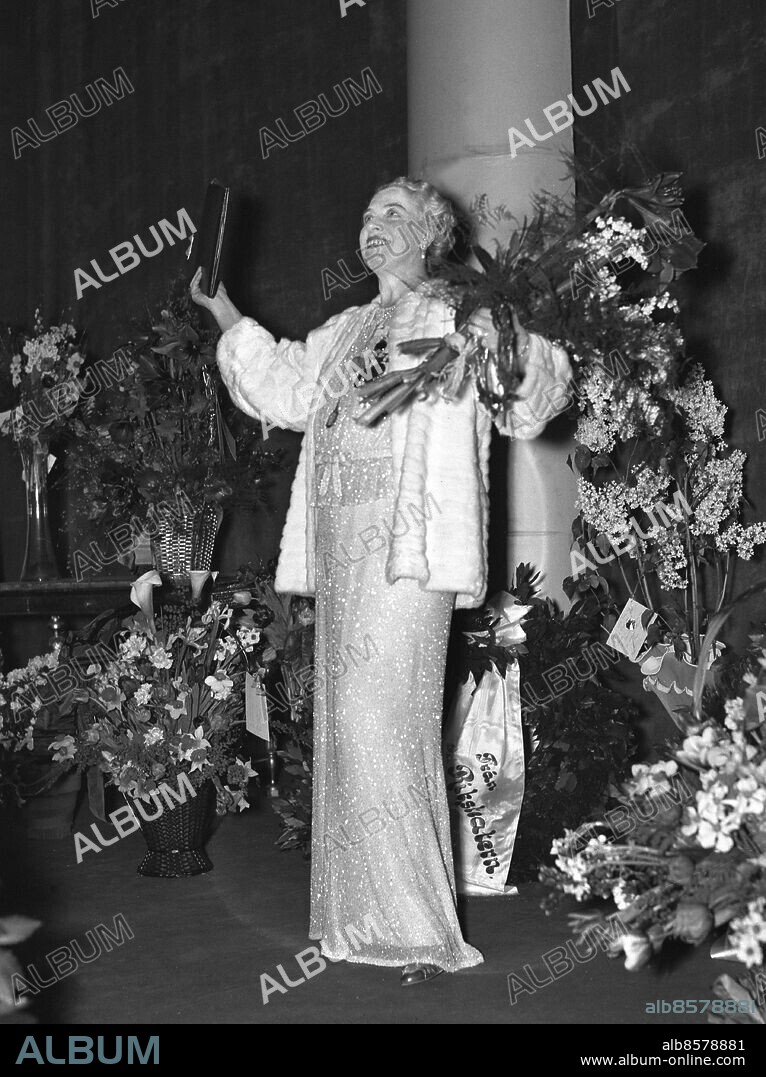 ARKIV 1941. Pauline Brunius, född Lindstedt (1881-1954), skådespelerska och teaterchef. 1926 övertog hon ledningen för Oscarsteatern tillsammans med Gösta Ekman och maken John W. Brunius. Bilden är tagen när Dramatenpubliken hyllar henne på hennes sextioårsdag.. Pauline Brunius, swedish actor and theatre director on her 60:th birthday,. Foto: TT Historical/1900. Scanpix Sweden.