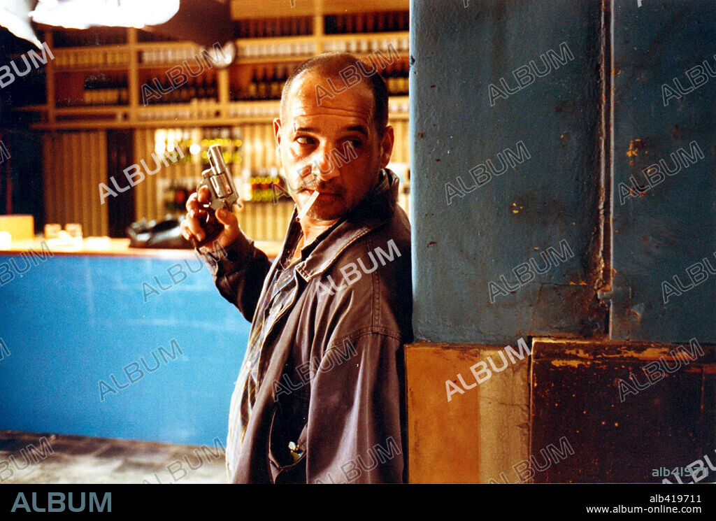 JULIO CHAVEZ en UN OSO ROJO, 2002, dirigida por ADRIAN CAETANO y ISRAEL ADRIAN CAETADO. Copyright LITA STANTIC PROD/WANDA VISION/TS PRODUCTIONS.