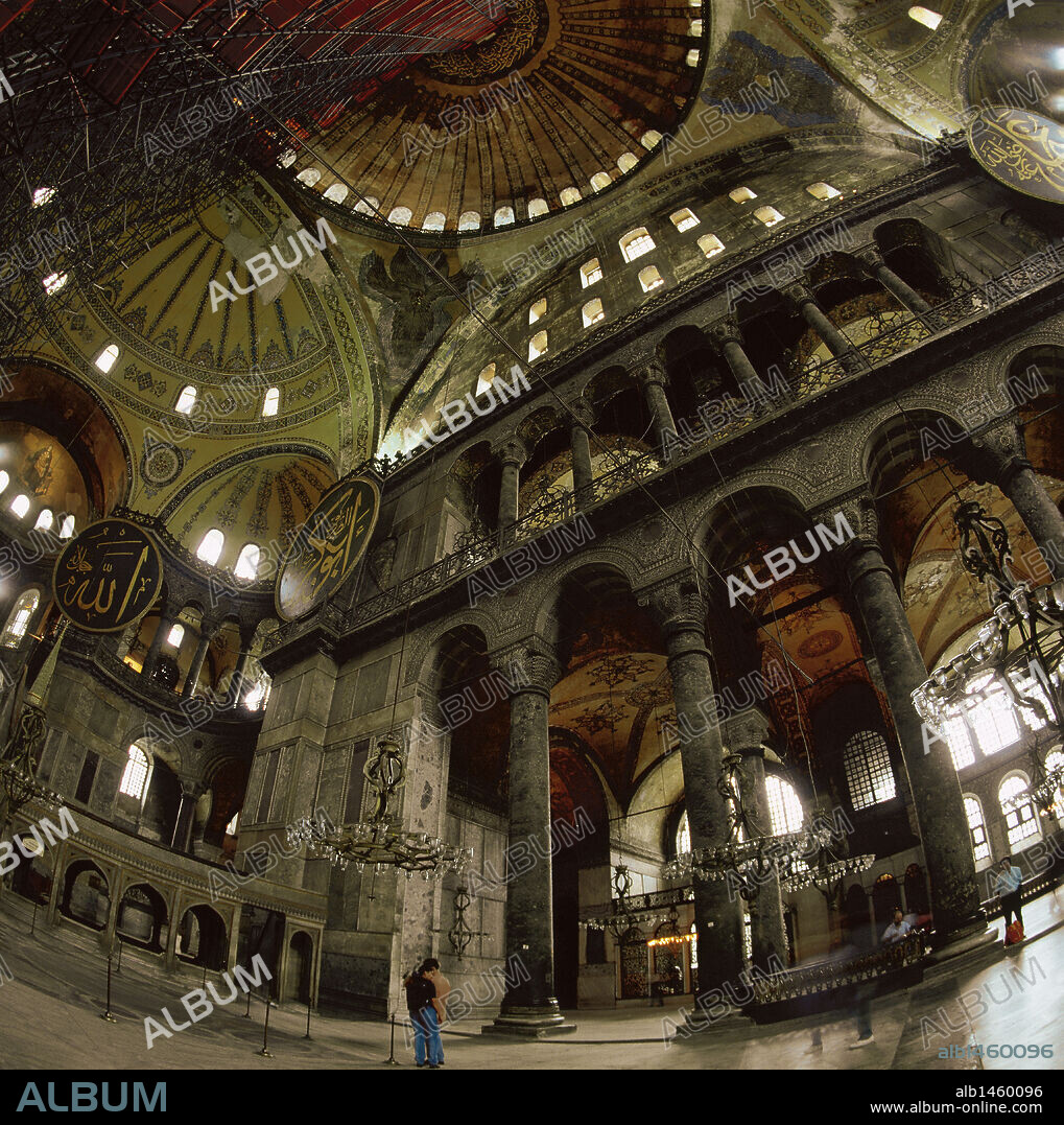 ARTE BIZANTINO. TURQUIA. SANTA SOFIA (s. VI-VII). Construida por los arqui-tectos Antemio de Tralles e Isidoro de Mileto entre 532 y 537. Posteriormente fue convertida en mezquita. Vista del interior. ESTAMBUL.