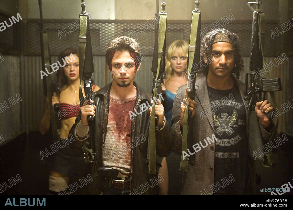 FREDDY RODRIGUEZ, MARLEY SHELTON, NAVEEN ANDREWS and ROSE McGOWAN in GRINDHOUSE, 2007 (GRINDHOUSE-PLANET TERROR), directed by ROBERT RODRIGUEZ. Copyright DIMENSION FILMS/A BAND APART/BIG TALK PRODUCTIONS/DARTMOUTH.