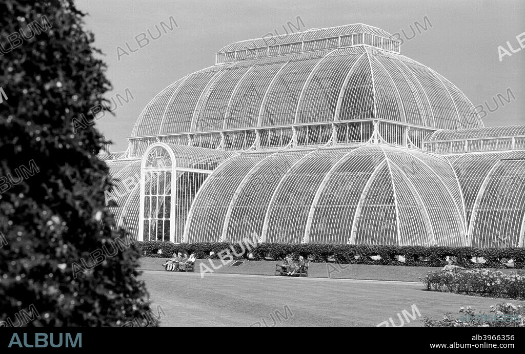 The Palm House, Kew Gardens, Greater London, 1945-1980. Exterior view of the middle section of the Palm House at Kew. It was built in the 1850s and was the largest greenhouse in the world when it opened.