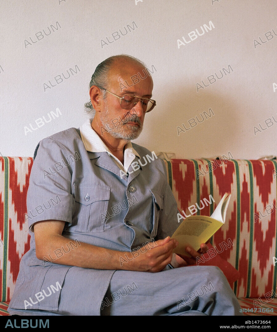 LLOMPART, Josep Maria (1925-1993). Escritor mallorquín. Premio de Honor de las Letras Catalanas y galardonado con la Creu de Sant Jordi. Llompart en su finca de Deià (Mallorca), 1981. Islas Baleares. España.