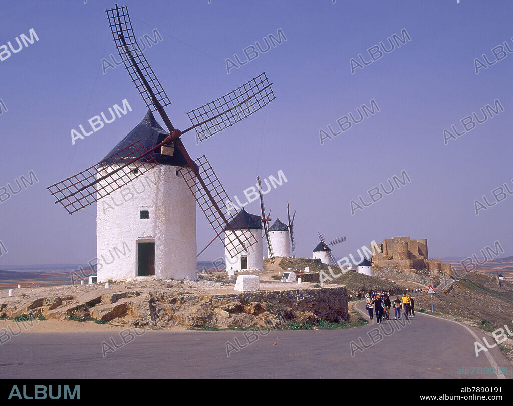 MOLINOS DE VIENTO - CASTILLO MEDIEVAL AL FONDO.