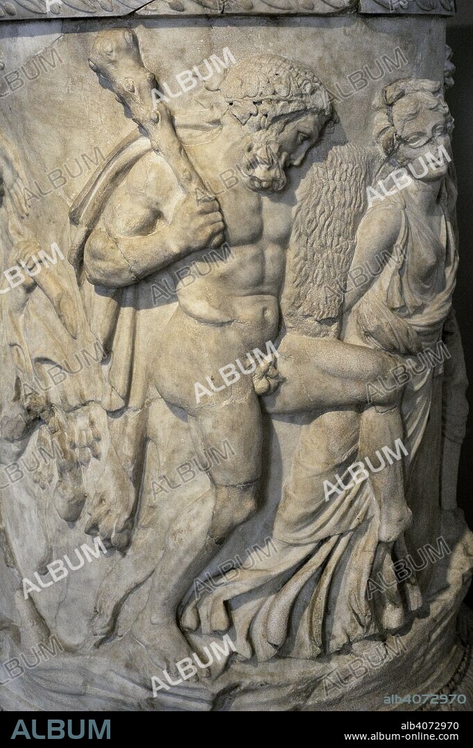 Ara dedicada al dios del vino Baco. En los relieves se representa a Baco acompañado de Hércules, Sileno y el centauro Quirón en una celebración. Detalle de Hércules. Siglo I. Mármol. Procedente de Roma (Italia). Museo Arqueológico Nacional. Madrid. España.