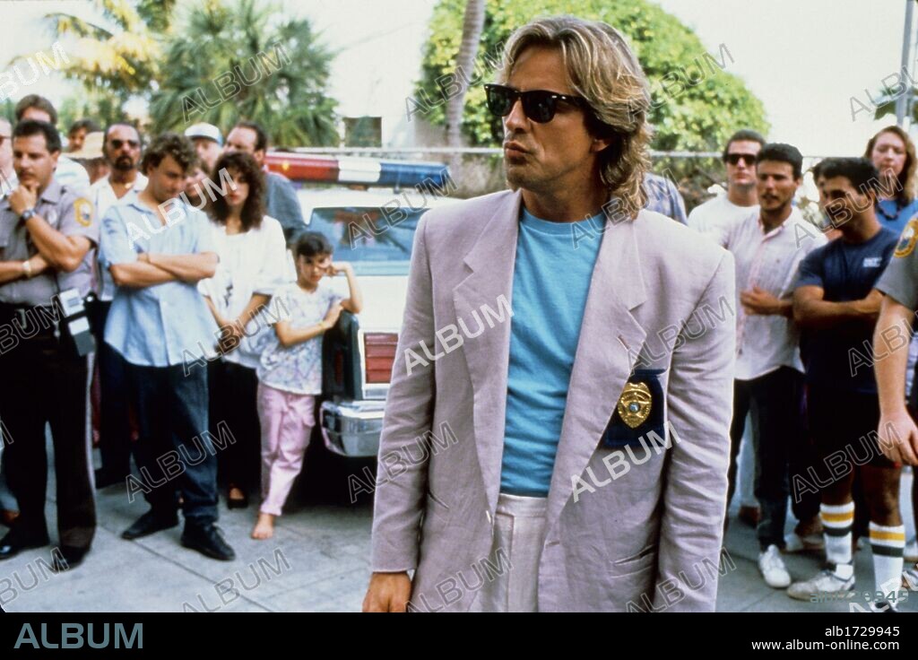 DON JOHNSON en CORRUPCIÓN EN MIAMI, 1984 (MIAMI VICE), dirigida por JOHN NICOLELLA, LEON ICHASO y RICHARD COMPTON. Copyright UNIVERSAL TV.