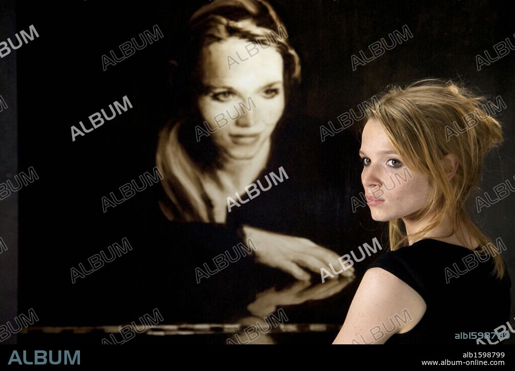 KAROLINE HERFURTH in A YEAR AGO IN WINTER, 2008 (IM WINTER EIN JAHR), directed by CAROLINE LINK. Copyright BAVARIA FILMS.