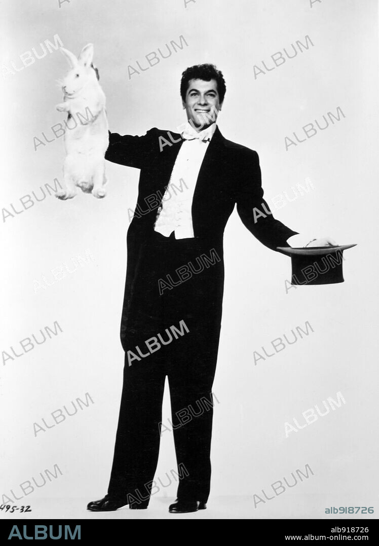 TONY CURTIS in HOUDINI, 1953, directed by GEORGE MARSHALL. Copyright PARAMOUNT PICTURES.