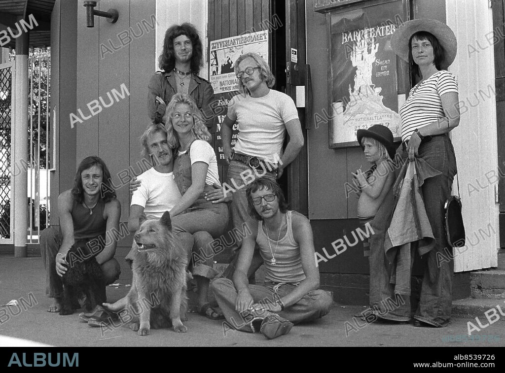 ARKIV GÖTEBORG 19720719. Nationalteatern från Göteborg är redo för premiär på Narren med pjäsen "Tjyveriaktiebolaget". Från vänster Paul Olofsson, Hans Mosesson med Anki Rahlskog i knäet, Anders Melander och Lars Jakobsson stående, Peter Wahlqvist och Inga Edwards med dottern Andrea.. Foto: Erich Stering / DN / SCANPIX / Kod: 57. **OUT SVD**.