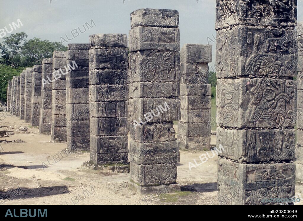 COLUMNAS      (ARTE TOLTECA).