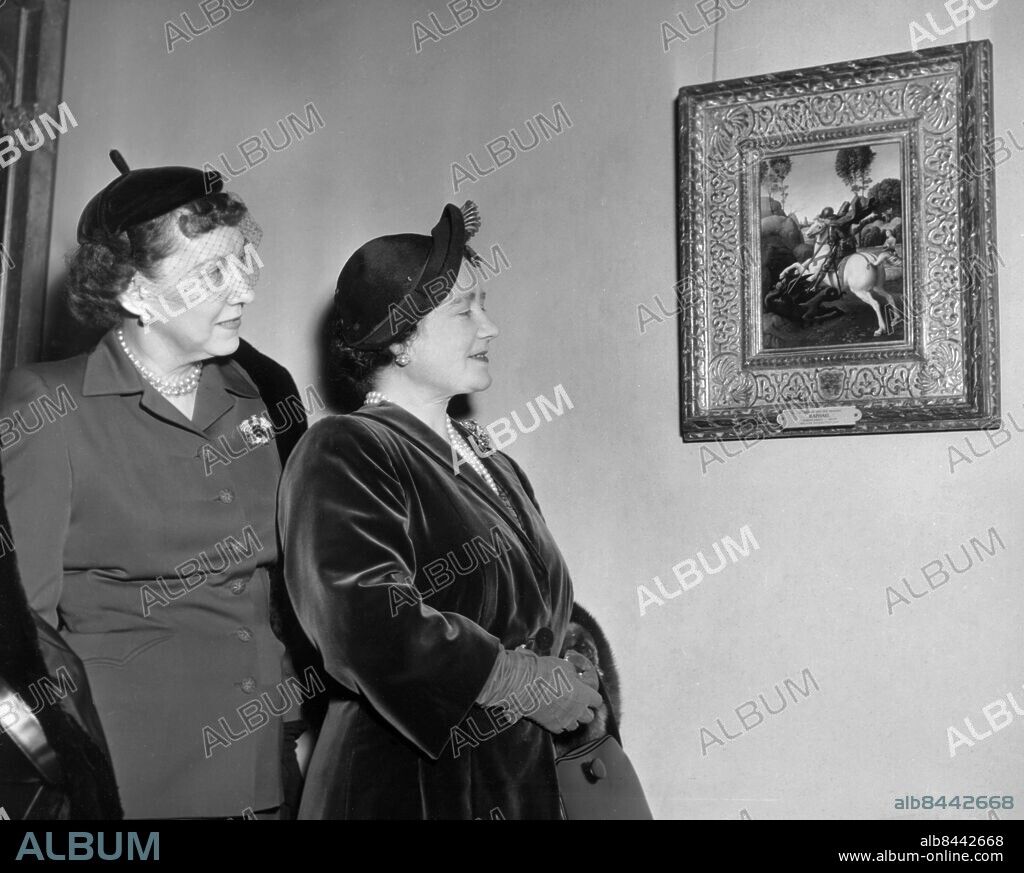 Orig. bildtext... QUEEN MOTHER ELIZABETH AND MRS. MAMIE EISENHOWER VISIT THE MELLON ART GALLERY WASHINGTON D.C. NOV 5th. After their visit to the Smithsonian Museum, Queen Mother Elizabeth and Mrs. Eisenhower went to the Mellon Art Gallery. They are shown here as they look over the painting, St. George and the Dragon by Raphael. 11-5-54. Anm. Mary Mamie Eisenhower, 1896-1979, hustru till D Eisenhower som var USA:s president 1953-1961. E Bowes-Lyon, 1900-2002, brittisk drottning 1936-1952 och maka till kung Georg VI, kallad drottningmoder när dottern tillträdde som drottning Elizabeth II 1952. Profiler Halsband Pärlhalsband Örhängen Flor Presidenthustru Sammet CD514 persons: MAMIE EISENHOWER;ELIZABETH, DROTTNINGMODER sites: WASHINGTON DC;USA;STORBRITANNIEN*.